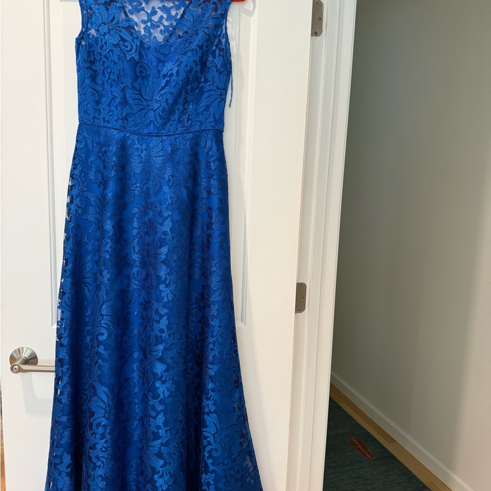 MAKE ME AN OFFER MOVING SALE EVERYTHING MUST GO
Aidan Mattox Lace Dress